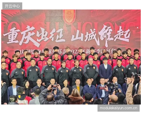 作为升班马，重庆铜梁龙半程高居积分榜次席，而辽宁铁人则经历了6场连败的困境。